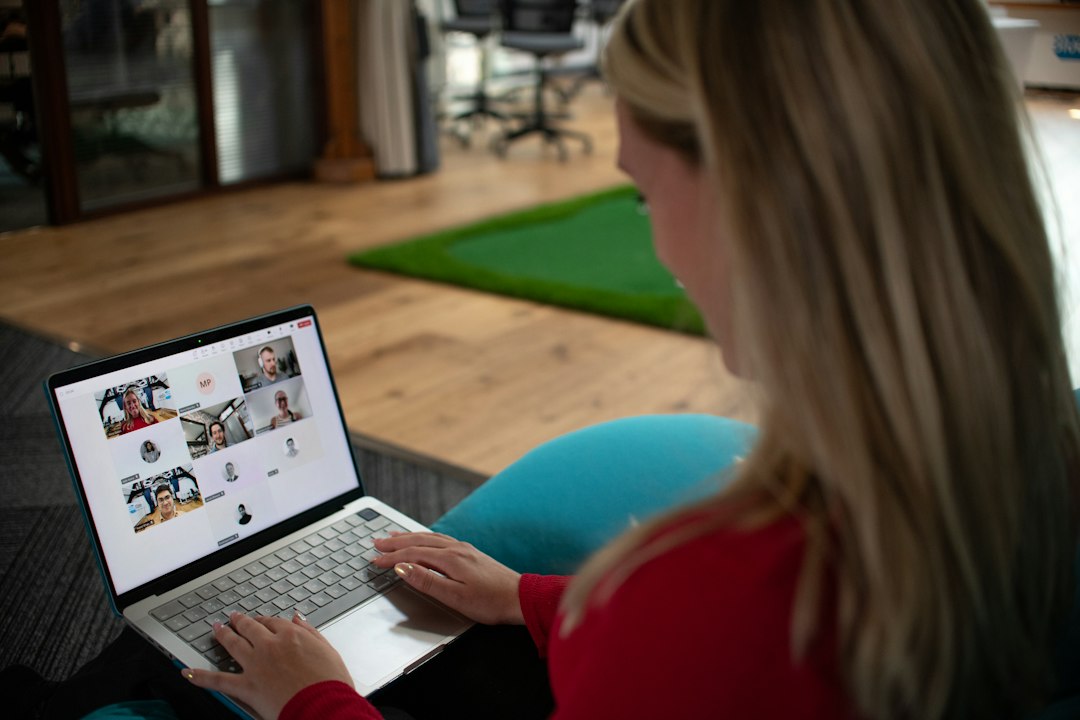 Mitarbeiterin im Homeoffice bei einer Videokonferenz am Laptop